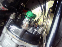 Yamaha TZR 250 voorzien van speciale race bougies en doppen.